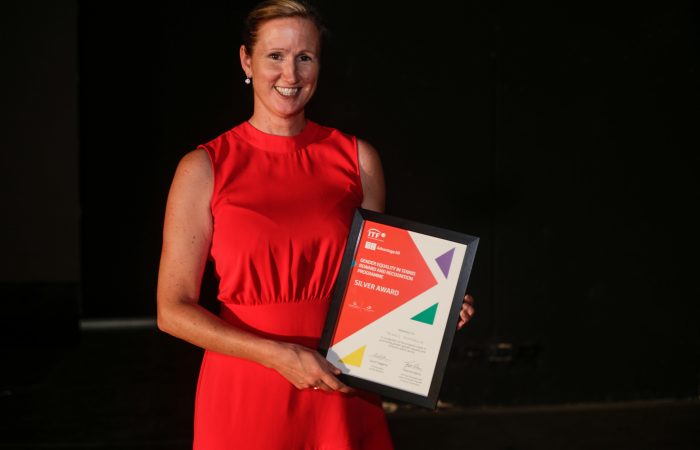 Vicki Reid accepts Tennis Australia's Silver Advantage Award at the 2023 ITF AGM in Mexico.