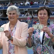 Australians Judy Tegart Dalton (L) and Kerry Melville Reid join other members of the Original Nine in posing with their symbolic $1 bills at the 2015 US Open; Getty Images